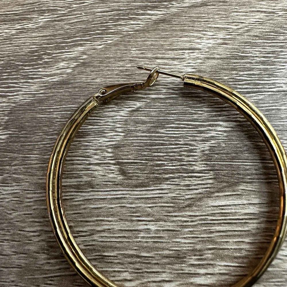 The Unbranded Brand pairs gold